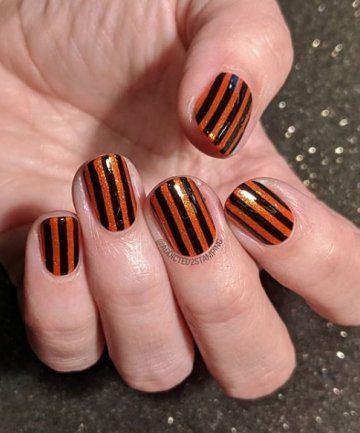 Orange And Black Striped Nails, Orange Halloween Nails Ideas, Black And Orange Dip Nails, Halloween Striped Nails, Fall Stripe Nails, Black Orange Nails, Orange Black Nails, Black And Orange Halloween Nails, Orange And Black Nails