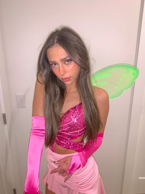 Pink Winx Fairy Costume, Winx Fairy Costume Flora, Hot Pink Fairy Costume, Winx Couple Costume, Winks Club Halloween Costume, Carnevale Outfit Ideas, Flora Costume Ideas, Winx Club Flora Halloween Costumes, Bloom Winx Club Makeup Look