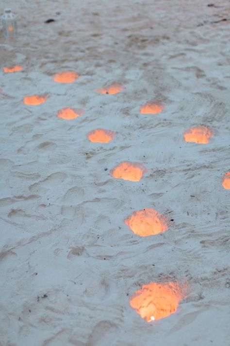 Beach Wedding With Candles, Beach Wedding Small Ceremony, Small Beach Wedding Decor, Small Beach Elopement Ceremony, Beach Wedding Walkway Ideas, Hamptons Beach Party, Wedding Reception Ideas Beach, Wedding Inspiration Beach, Vintage Beach Wedding Aesthetic