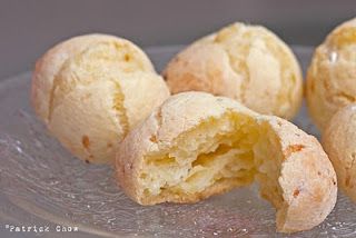 Mochi cheese balls or pao-de-queijo Cheese Bread Rolls, Japanese Mochi, Hawaiian Desserts, Hawaiian Recipes, Mochi Recipe, Mochi Cake, Cheese Bread Recipe, Cheese Balls, Say Cheese