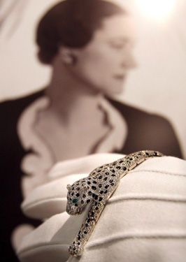 Cartier's Jeanne Toussaint designed the onyx, emerald and diamond panther bracelet for the Duchess of Windsor in 1952. Panther Bracelet, Cartier Panther, Panther Jewelry, Duchess Of Windsor, Red Carpet Jewelry, Wallis Simpson, Edward Viii, Cartier Panthere, Cartier Jewelry