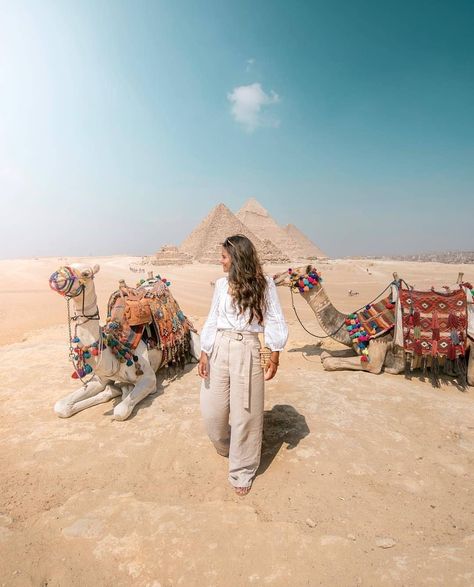 BACKPACKERS IN THE WORLD🎒 on Instagram: “↠ @destinationchaser with some serious artwork across Egypt and Jordan 🎨 • "Art is not a handicraft, it is the transmission of feeling the…” Egyptian Travel, Egypt Outfits, Great Pyramids Of Giza, Manifesting 2024, Egyptian Decor, The Pyramids Of Giza, Egypt Resorts, Egypt Aesthetic, Travel Egypt