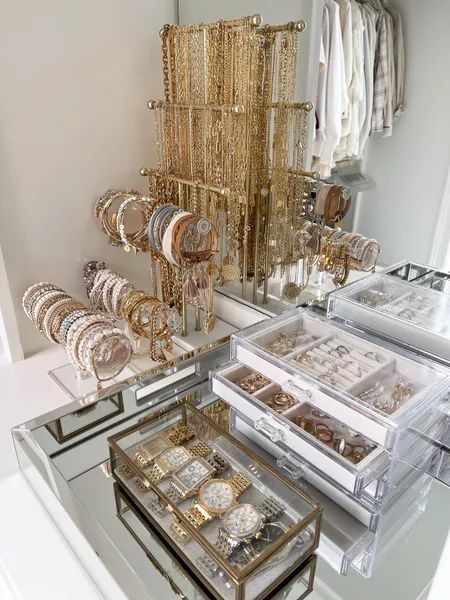 Jewerly Organizer, Antique Necklaces Design, Acrylic Organizer, Jewelry Accessories Ideas, Acrylic Jewellery, Dream Jewelry, Bedroom Inspo, Stylish Jewelry, Room Organization