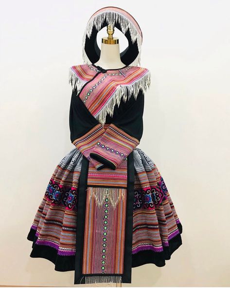 Vietnamese Textiles, Apron Waist, Hmong Clothing, Shirt Apron, Hmong Fashion, Hmong Clothes, Geometric Clothing, Shirt And Skirt, Good Design