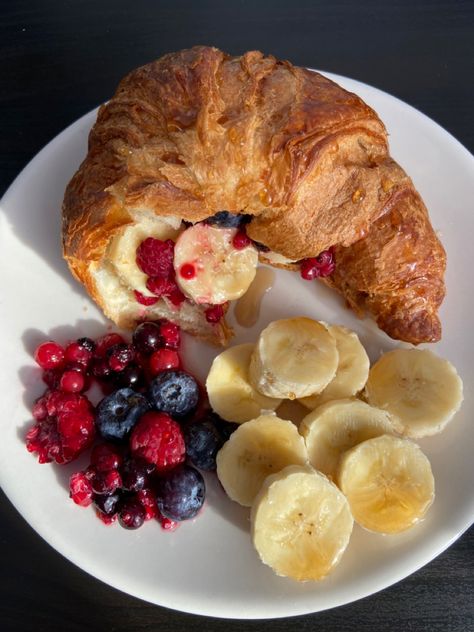 Healthy Breakfast Croissant, Healthy Croissant Breakfast, Croissant Breakfast Ideas, Lent Food, Breakfast Croissants, Breakfast Croissant, Food Platter, Lent Recipes, Croissant Breakfast