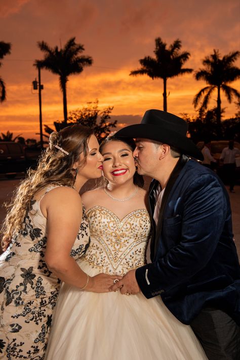 Quinceanera Photoshoot Poses With Family, Quinceanera And Chambelanes Photo Ideas, Quincenera Family Photos, Quince Photoshoot Ideas Outside, Quince Pictures Ideas, Quinceañera Photoshoot Ideas With Family, Quinceañeras Photoshoot, Quinceanera Court Pictures, Quinceanera Charro