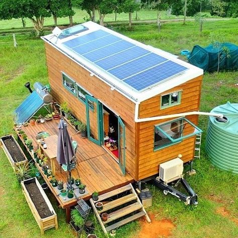 Sustainable Living Guide.org on Instagram: “Eco Tiny House Off-Grid Living! Solar power, rainwater collection, biogas, container gardens, patio living space & a skylight to top it all…” Eco Tiny House, Diy Container, Off Grid Tiny House, Solar Water Heating, Best Tiny House, Best Solar Panels, Casa Container, Tiny House Movement, Rain Water Collection