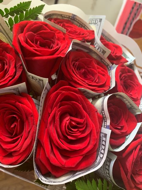 Roses Wrapped In Money, Roses With Money, Roses With Money Wrapped Around, Wrap Money Around Rose, Glitter Roses With Money, Biggest Bouquet Of Roses, Money Roses, Bouquet Of Flowers Gift Roses Red, Diy Gifts Videos