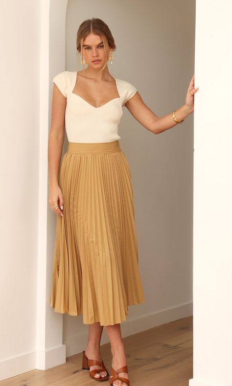 Classy Skirt Outfits Summer, Midi Skirt Outfit For Work, Outfits For Dramatic Body Types, Romantic Work Style, Refined Style Fashion, Flirty Style Outfits, Ingenue Clothing Style, Classic Girly Outfits, Real Estate Outfits Women