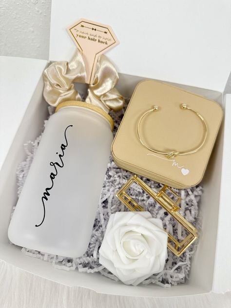 ------ DETAILS ------ This listing is for one(1) bridesmaid proposal gift set  1- frosted ice coffee glass cup with lid and straw  1- travel jewelry box with initial (or name) 1- hair scrunchie 1- gold hair clip 1- faux flower  1- gift box measuring 8x8x4 inches with proposal question  PLEASE READ CAREFULLY:  BOXES ARE ASSEMBLED with crinkle fill if shipping INDIVIDUALLY to each recipient. For 2 or more boxes, they ship FLAT and unassembled.  TO ADD CRINKLE PAPER, PLEASE USE THIS LINK: https://w Bridesmaid Proposal Box Ideas Unique, Bridesmaids Boxes Ideas, Bridesmaid Proposal Ideas Unique, Personalized Gift Boxes, Gift Box Ideas, Bridesmaid Gift Ideas, Maid Of Honor Proposal, Bridesmaid Proposals, Maid Of Honor Gift