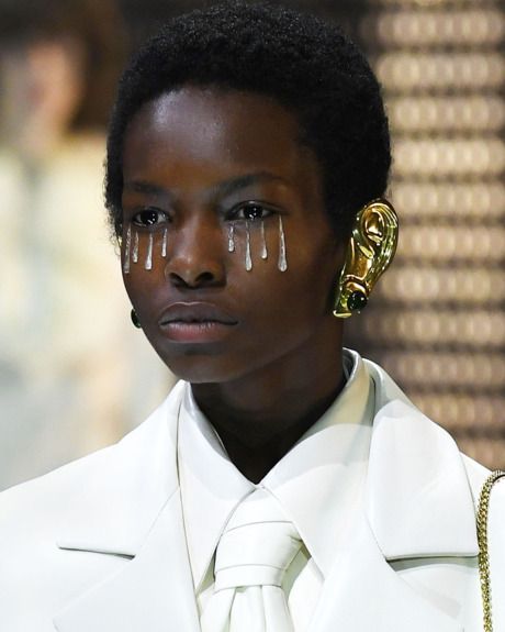 Milan Fashion Week Fall 2019 Gucci Runway Beauty and Makeup Catwalk Makeup, Fashion Show Makeup, Gucci Makeup, Edgy Fashion Chic, Gucci Runway, Runway Beauty, Beauty And Makeup, Runway Fashion Couture, Camping Style