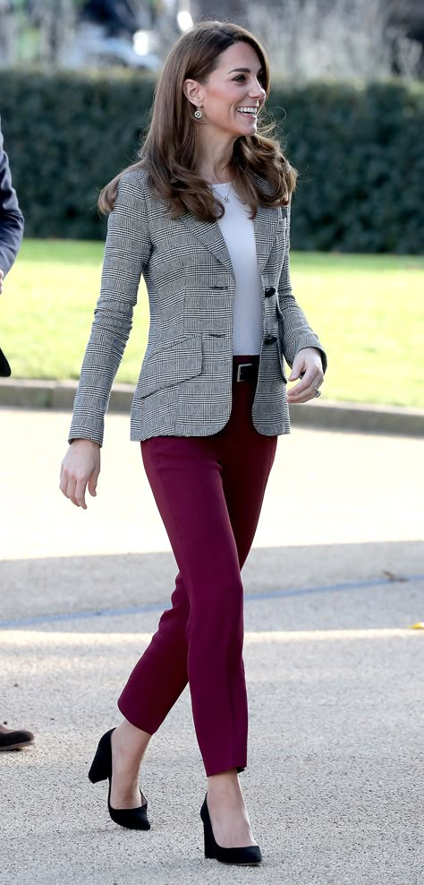 Kate Middleton’s Outfit Is Chic and Easy to Copy for Fall | Glamour Kate Middleton Stil, Kate Middleton Style Outfits, Work Outfits Frauen, Düşes Kate, Looks Kate Middleton, Kate Middleton Outfits, Look Office, Fall Chic, Middleton Style