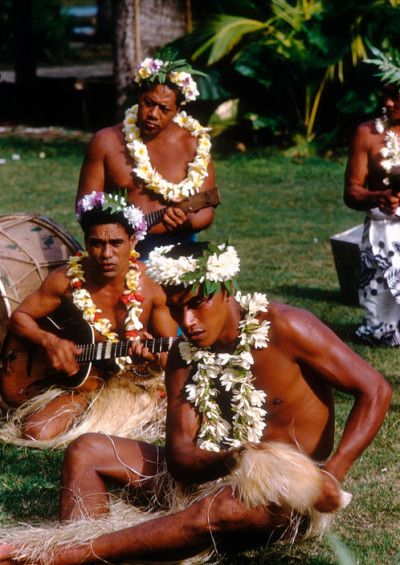 (5) #Polynesia op Tumblr Samoan Clothing, Tahitian Gardenia, Samoan Men, Tiara Flower, Polynesian People, Polynesian Men, Polynesian Islands, Amber Eyes, Folk Clothing