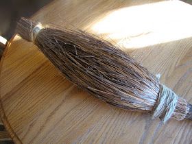 Harry Potter Decorations Diy, Harry Potter Broomstick, Harry Potter Broom, Harry Potter Bathroom, Harry Potter Library, Harry Potter Activities, Harry Potter Day, Harry Potter Halloween Costumes, Harry Potter Christmas Decorations