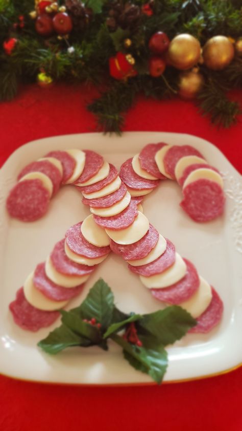 Finger Food Appetizers Christmas, Christmas Party Themed Food, Red Christmas Food Ideas, Candy Cane Cheese Board, Pot Luck Christmas Party, Christmas Easy Food Ideas, Christmas Themed Snacks For Adults, Easy Christmas Food Ideas Meals, Family Christmas Party Ideas Food