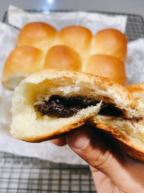 How to Make Chocolate Buns. Soft and delicious chocolate buns are so simple to make, and they're delicious with a cup of coffee or tea. Let me show you how to make these chocolaty buns at home. Chocolate Bread Rolls, Chocolate Filled Buns, Chocolate Buns Recipe, Sourdough Cruffins, Chocolate Bun Recipe, Sari Roti, Chocolate Bun, Raisin Buns, Chocolate Buns