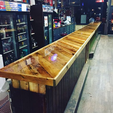 Bar top made from pallet boards and covered with epoxy Basement Bar Designs Layout, Diy Bar Top, Bar Pallet, Bar Top Tables, Wood Bar Top, Bar Countertops, Outdoor Kitchen Countertops, Bar In Casa, Basement Bar Designs