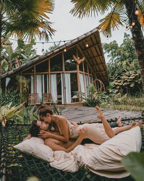 Fotos En Glamping, Poses Angles, Couple Travel Photos, Couple Travel, Couples Vacation, Different Poses, Home Decor Living Room, Home Decor Ideas Living Room, Love Travel