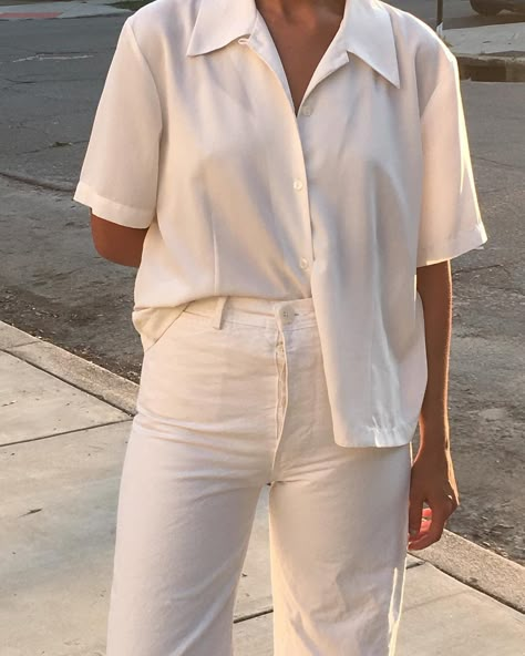 1010ll Total White Outfit, White Outfit Summer, Button Up Shirt Outfit, White Summer Outfits, White Short Sleeve Blouse, White Jeans Outfit, Total White, Skandinavian Fashion, All White Outfit