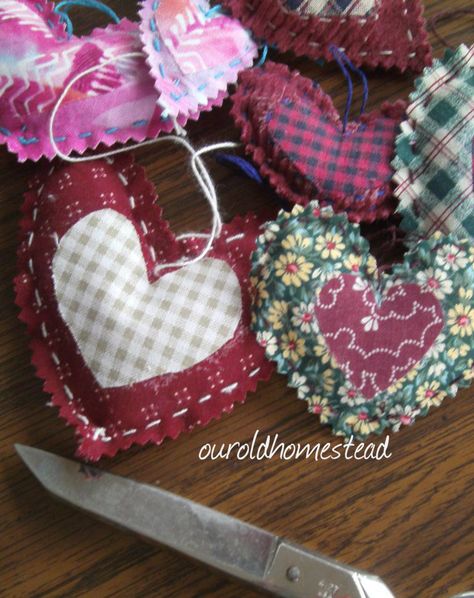 Hand-sewn Heart garland.  Good beginner sewing project for the girls. Hand Sewn Projects, Sewn Projects, Holiday Crafts Gifts, Old Homestead, Hand Sewing Projects, Fabric Hearts, Heart Garland, Sewing Projects For Kids, Handmade Heart