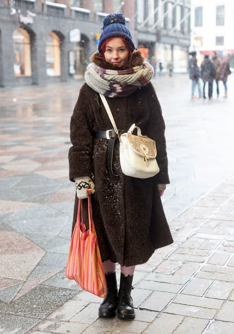 “If I could, I would wear vintage only. I've had the same style since I was four. I like skirts and dresses, girlish looks and 40s and 50s styles. This coat is the most dark piece of clothing I own.  Swedish blogger Elsa Billgren is my goddess.” Swedish Style Fashion, Hel Looks, Vintage Street Fashion, Street Style Blog, Skirts And Dresses, Looks Street Style, Lovely Clothes, 50s Fashion, Same Style