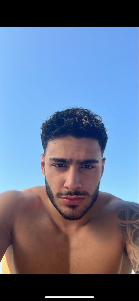 Football Fitness, Hot Mexican Men, Mixed Guys, Spanish Men, Latino Men, Video Call With Boyfriend Screen Photo, Handsome Arab Men, Mexican Men, Men Hair Color