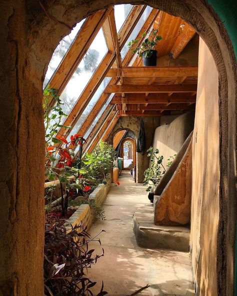 Earthship Indoor Garden, Earthhome Earthship Home, Luxury Earthship, Cob Home Interior, Solarpunk Interior Design, Bioliphic Interior Design, Tiny Earthship, Earthship Home Exterior, Earthship Garden