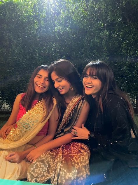 Indian Friends Aesthetic, Friends Aesthetic Indian, Farewell Poses With Friends In Saree, Indian Best Friends Pics, Farewell Aesthetic, Navratri Aesthetic, Farewell Pictures, South Asian Aesthetic, Desi Vibes