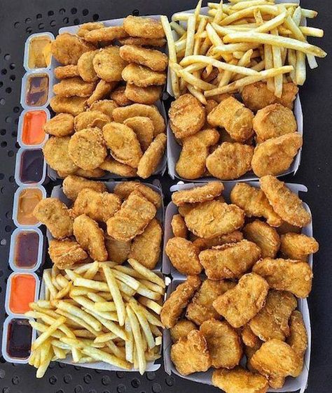 Minute Chicken, Chicken Nugget Recipes, Sleepover Food, Junk Food Snacks, Cheat Day, Läcker Mat, Think Food, Deilig Mat, Food Goals