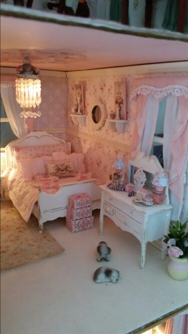 Bedroom Victorian Dollhouse Bedroom, Coquette Dollhouse, Doll Bedroom, Pink Dollhouse, Girls Dollhouse, Dollhouse Bedroom, Doll House Plans, Diy Doll Miniatures, Mini Doll House