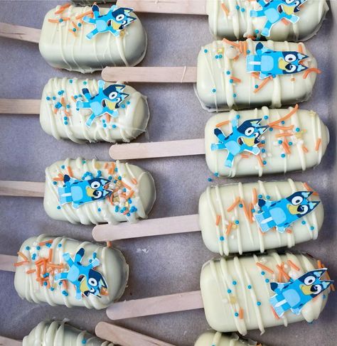 8 Bluey Cake Pops Perfect For Your Bluey Obsessed Birthday Kid - That Disney Fam Bluey Cake Popsicles, Bluey Themed Macarons, Fifth Birthday Bluey, Bluey Birthday Treat Bags, Bluey Birthday Cakepops, Bluey Theme Chocolate Covered Strawberries, Bluey Themed Cake Pops, Bingo Birthday Cake Bluey, Bluey Cake Pops Ideas