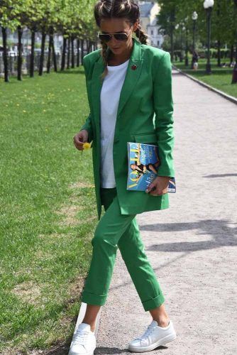 Power Women Suits to Look Confident at Work ★ See more: http://glaminati.com/power-women-suits/ Green Suit Women, Green Blazer Outfit, Look Confident, Suits And Sneakers, Women Suits, Blazer Outfit, Green Suit, Womens Winter, Trending Sneakers