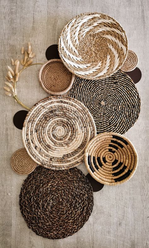 Perete Accent, Rattan Wall Decor, Cabinet Design Ideas, Natural Vibes, Elevated Home, Creative Wall Decor, African Home Decor, Basket Wall Decor, Creative Wall