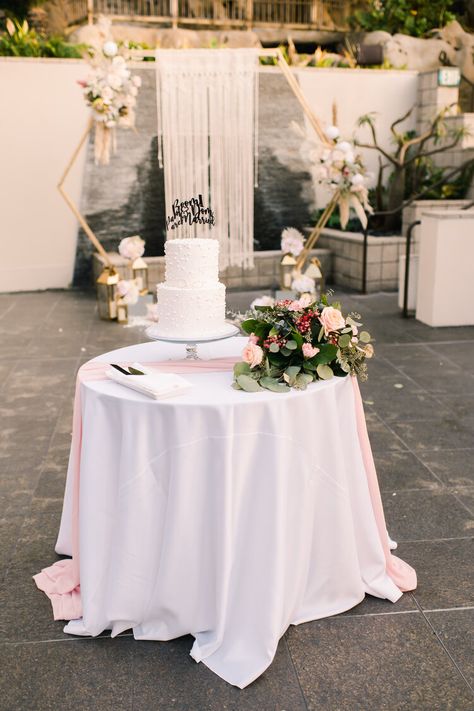 Minimalistic wedding cake table with some gorgeous florals and delicious cake! Engagement Cake Table Decor, Cake Table Floral Arrangements, Wedding Cake Area Decoration, Round Wedding Cake Table, Wedding Cake Table Set Up, Round Cake Table, Cake Table Flowers, Minimalistic Wedding Cake, Wedding Cake Table Decor