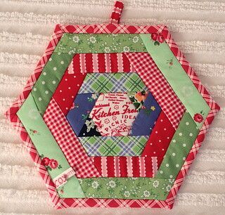 Christmas Potholders, Christmas Quilting Projects, Mug Rug Patterns, Quilted Potholders, Potholder Patterns, Hexagon Quilt, Christmas Placemats, Christmas Sewing, Christmas Quilts