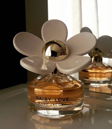 Marc Jacobs Daisy Love Perfume Daisy Love Perfume, Marc Jacobs Daisy Perfume, Classy Perfume, Marc Jacobs Perfume, Koleksi Parfum, Love Perfume, Daisy Perfume, Perfume Body Spray, Marc Jacobs Daisy