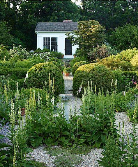 Page Dickey garden in Outstanding American Gardens American Garden, English Cottage Garden, Garden Architecture, Formal Gardens, Garden Photography, White Gardens, Gorgeous Gardens, Garden Structures, Country Gardening