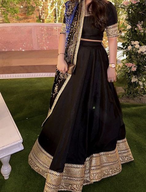 Black And Gold Indian Outfit, Black And Gold Lehenga Party Wear, Black Lehanga Ideas, Black Skirt Top Indian Outfit, Lehenga Simple Designs, Black Traditional Dress Indian, Black Lehenga Look, Fancy Lehenga Party Wear, Pakistani Lehenga Designs