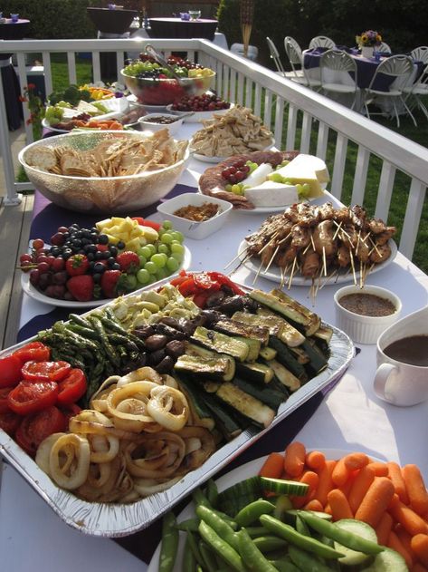 Outdoor Dinner Party Menu, Dinner Buffet Ideas, Healthy Dinner Party Recipes, Party Food Menu, Bbq Lunch, Dinner Party Dishes, Menu Table, Diy Dinner, Healthy Party Food