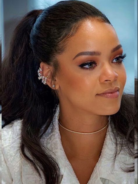 Rihanna Makeup, Looks Rihanna, Rihanna Hairstyles, Makeup Sephora, Rihanna Looks, Rihanna Style, Rihanna Fenty, Modieuze Outfits, Half Up Hair