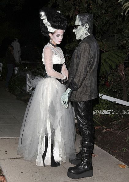 Bride Of Frankenstein Costume, Halloween Wedding Dresses, Frankenstein Costume, Kostum Halloween, Best Celebrity Halloween Costumes, Bride Costume, Couples Costume, Celebrity Halloween Costumes, Frankenstein Halloween