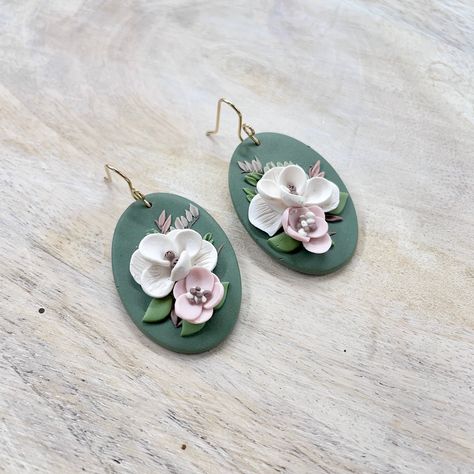 Indulge in the beauty of nature with our exquisite Garden Flower Bloom earrings. Each pair is meticulously handcrafted from high-quality polymer clay, capturing the essence of blooming flowers in stunning detail. These unique earrings are designed to add a touch of elegance and charm to your everyday look or elevate your special occasions. 🌸 Craftsmanship 🌸 I invest countless hours into shaping and sculpting each delicate petal, infusing the earrings with a lifelike quality. The attention to detail is evident in every aspect, from the intricate veining on the leaves to the vibrant hues of the blossoms. Every pair is truly one-of-a-kind, reflecting the beauty of nature's diversity. 🌸 Materials 🌸 I use only the finest polymer clay to create these floral masterpieces. The clay is carefull Bridal Flower Bouquet, Flower Boquet, Boho Nature, Exquisite Gardens, Bridal Bouquet Flowers, Earrings Nature, Jewelry Flower, Bridal Flower, Garden Flower