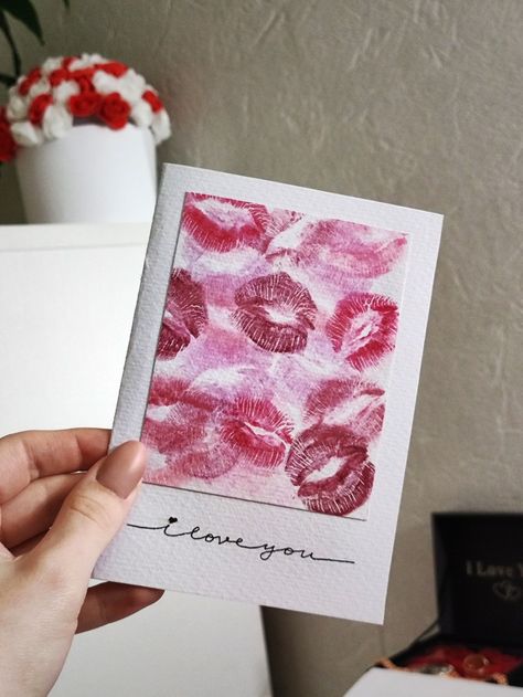 Card Ideas For Boyfriend Anniversaries, National Bf Day Card, Lipstick Card For Bf, Kiss Card Lipstick For Boyfriend, Scrapbook Ideas For Girlfriend Wlw, Kisses Card For Bf, Homemade Gifts Aesthetic, Lipstick Marks On Boyfriend, Diy Love Gifts For Him