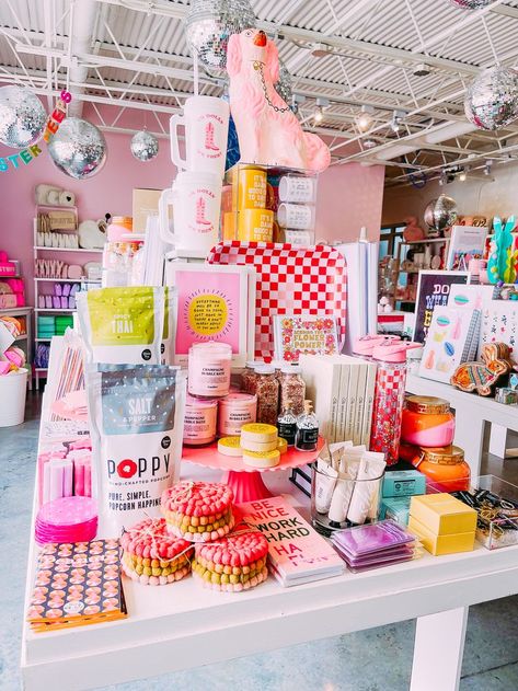 Fun Boutique Ideas, Cute Store Aesthetic, Fancy Store Interior Design, Gift Store Display Ideas, Pink Boutique Interior, Home Decor Store Interior, Small Boutique Ideas, Gift Shop Ideas, Preppy Stores