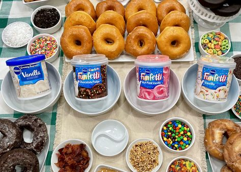 Donut Station, Donut Craft, Donut Theme Party, Donut Decorating Ideas, Doughnut Party, Donut Themed Birthday Party, Grown Up Parties, Diy Donuts, Birthday Donuts