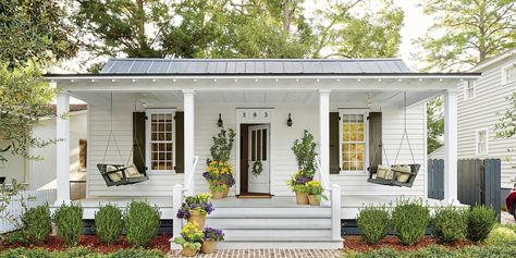 Farmhouse Front Porch Decorating, Black Shutters, Small Cottages, Front Porch Design, Casa Country, Farmhouse Front Porches, Front Steps, Farmhouse Porch, Small Cottage