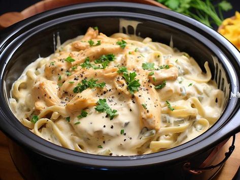 Alfredo Crockpot, Easy Crockpot Chicken Recipes, Simple Chicken Alfredo Recipe, Jarred Alfredo Sauce, Homemade Chicken Alfredo, Crockpot Chicken Alfredo, Chicken Noodle Soup Crock Pot, Spinach Alfredo, Chicken Crockpot Recipes Easy