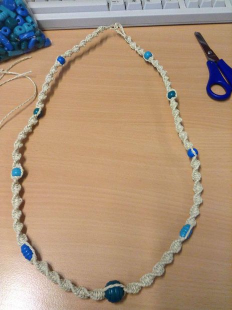 DIY: Macramé Necklace #jewelry #weave Hemp Jewelry Diy, Diy Macrame Necklace Tutorial, Diy Macrame Necklace, Hemp Bracelet Patterns, Diy Necklace Designs, Diy Necklaces Tutorial, Red Bead Earrings, Macrame Colar, Hemp Necklace