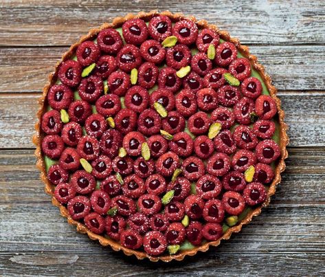 Summer meals - raspberry tart - summer picnic Raspberry And Pistachio, Pistachio Tart, Pistachio Raspberry, Quiche Lorraine Recipe, Summer Pudding, Types Of Berries, Easy Quiche, Raspberry Tart, Tarts Crust