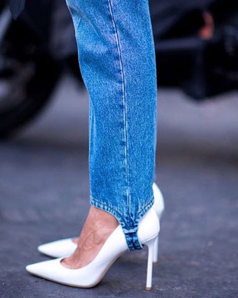 Stirrup Pants, Bad Fashion, Denim Ideas, Pant Trends, All Jeans, Stirrups, T Shirt And Jeans, Denim Details, Blue Pants